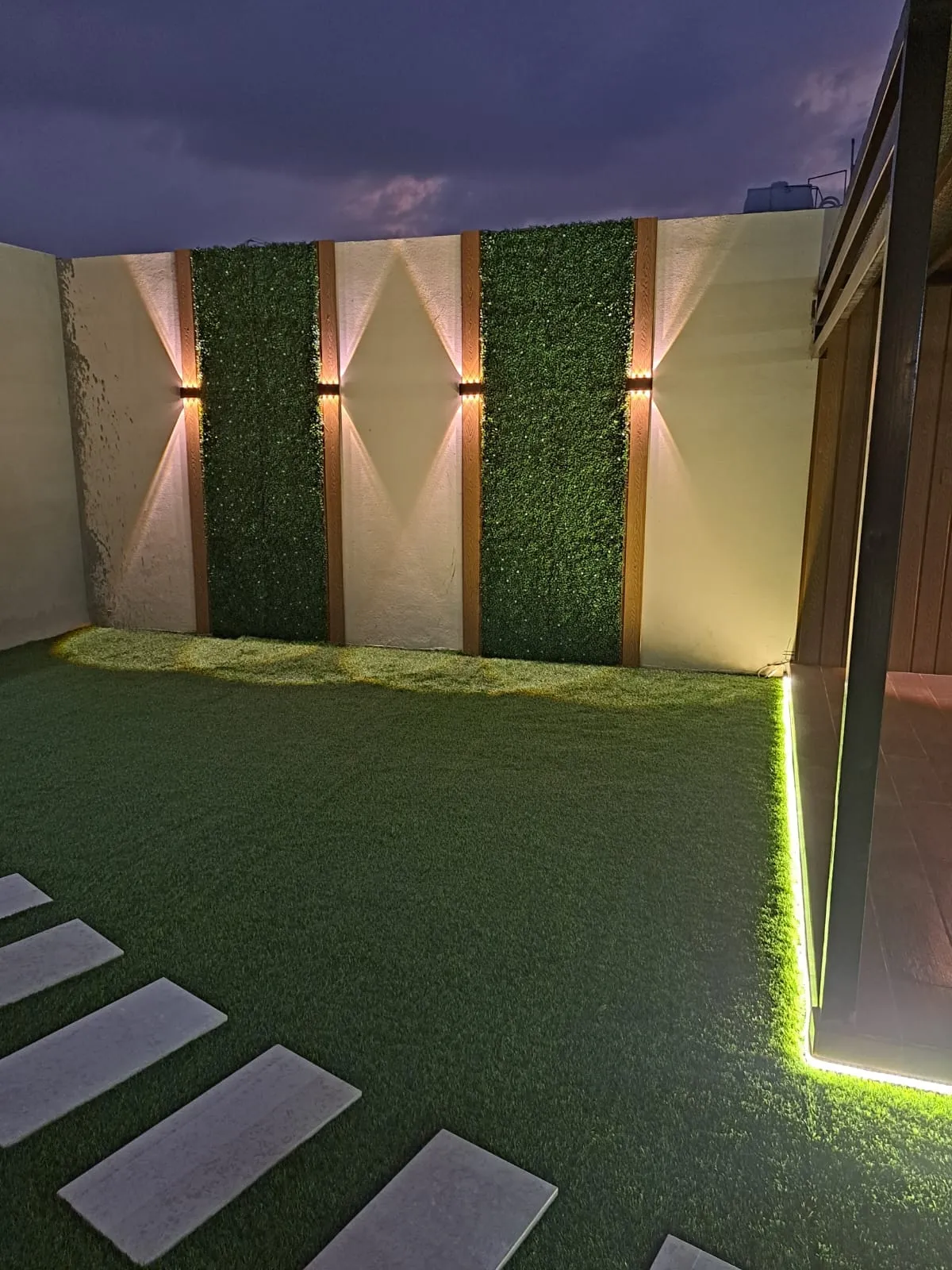 تركيب عشب صناعي